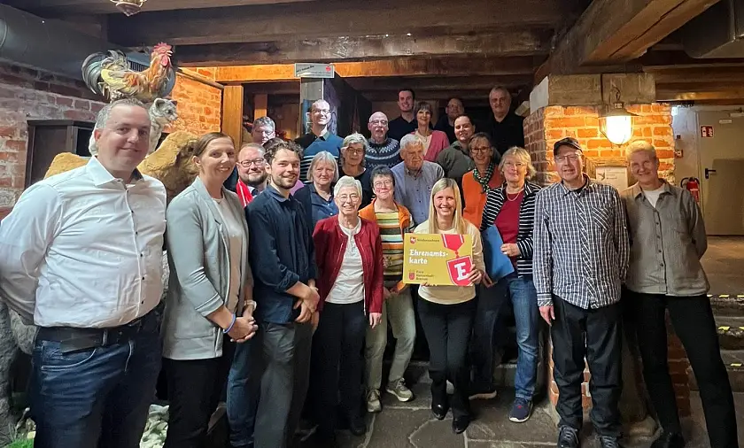 Ehrung für Ehrenamtliche im Geschichtenhaus 
˜ Bildnachweis: Sozialstaatsrätin Kirsten Kreuzer (mit Ehrenamtskarte) würdigt im Geschichtenhaus Bremerinnen und Bremer, die sich freiwillig engagieren. Foto: Sozialressort