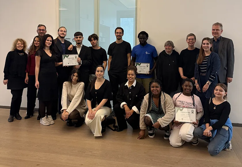 Sozial engagierte junge Menschen ausgezeichnet 
˜ Bildnachweis: Die Gewinnerinnen und Gewinner des Engagementpreises 2025 mit Abteilungsleiter Rolf Diener (2. Reihe, r.) in der Kunsthalle. Foto: Sozialressort