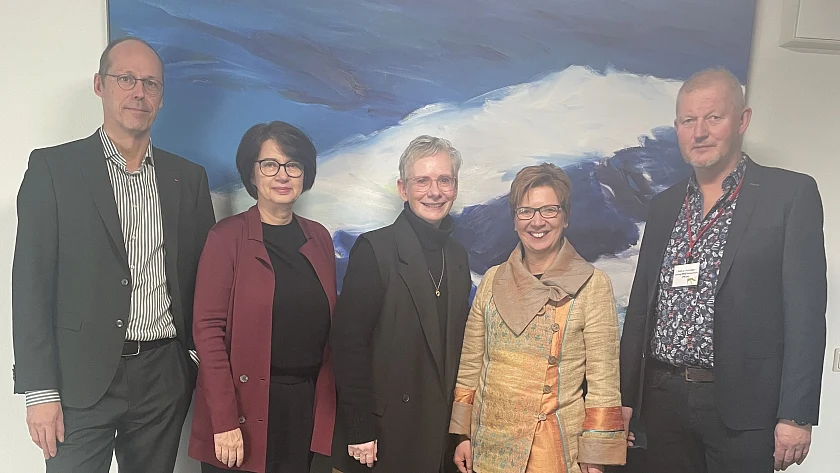Bremer Erfolgsmodell für Unterstützung in der frühen Kindheit  
&tilde; Bildnachweis: Staatssekretärin Dr. Petra Bahr (M.) mit den Senatorinnen Claudia Bernhard (2.v.l.), Dr. Claudia Schilling, Senator Mark Rackles (l.) und Prof. Dr. Olaf Köller.