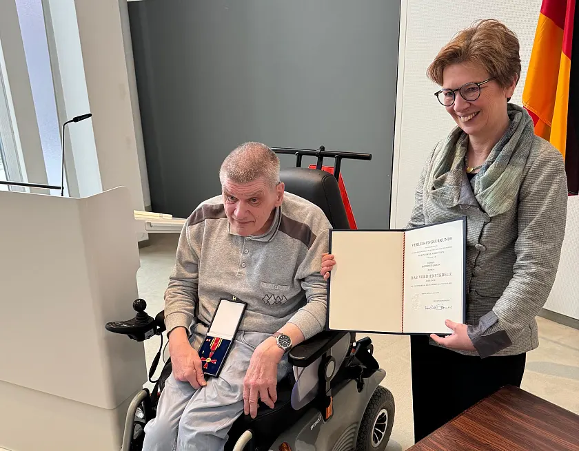 Dieter Stegmann erhält Bundesverdienstkreuz 
&tilde; Bildnachweis: Dieter Stegmann ist ab sofort Träger des Bundesverdienstkreuzes, das ihm von Sozialsenatorin Dr. Claudia Schilling überreicht wurde. Foto: Sozialressort