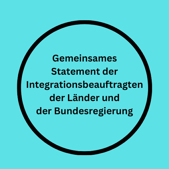 Schrift Gemeinsames Statement der Integrationsbeauftragten auf türkisem Hintergrund