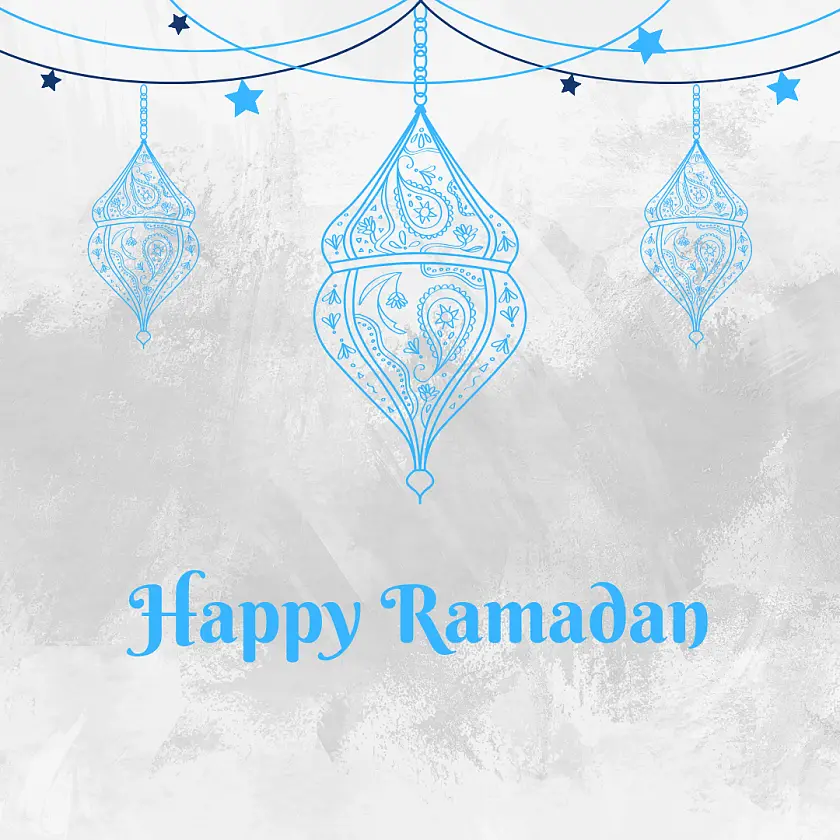 Eine Lichterkette mit den Worten Happy Ramadan 