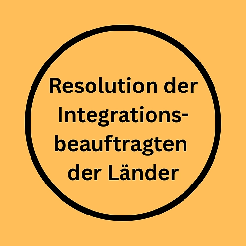 Schriftzug Resolution der >Integrationsbeauftragten der Länder vor gelbem Hintergrund