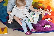 Eltern lesen einem Kind etwas vor