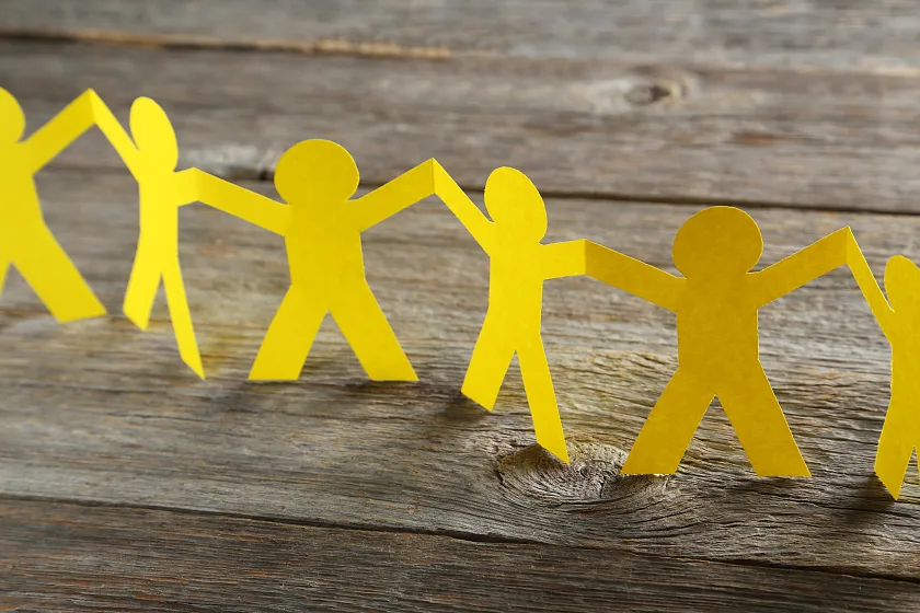 Kleine Männchen in einer Reihe 