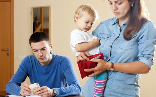 Familie Geld zählend
