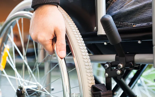 Hand am Rollstuhlrad